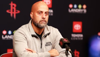 记者：火箭与联盟一半球队谈判过，曾谈过伊森、芬尼-史密斯和卡佩拉